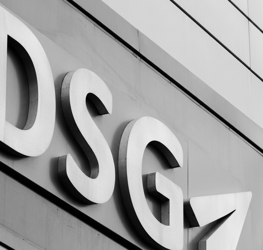 Fachada del edificio de DistriSantiago con el logotipo DSG7